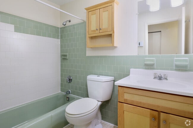 1BR, 1BA - 660SF - Bath - River Crossing