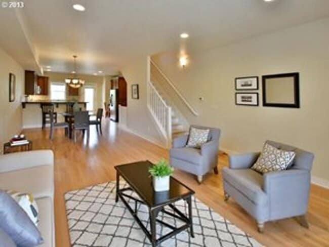 Building Photo - Prime Location, Overlook Townhome!