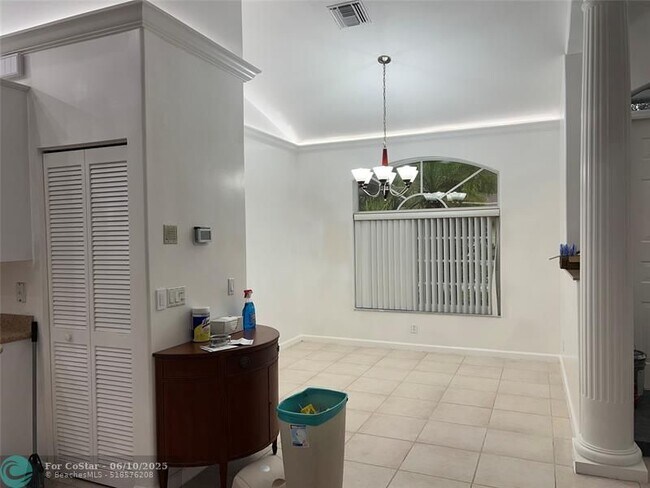 Building Photo - 7400 SW 37 Ct