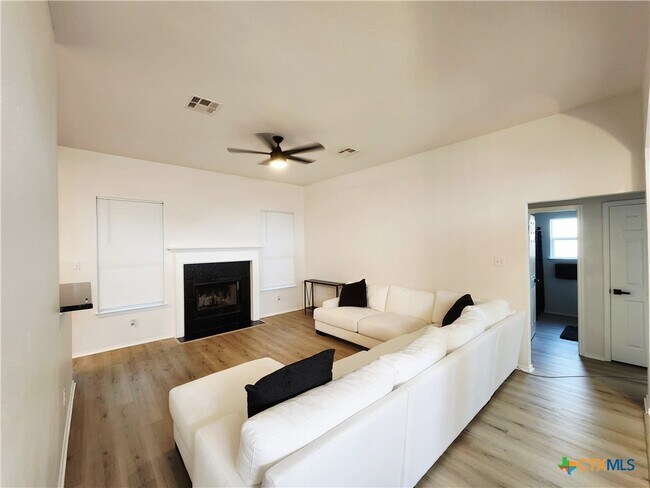 Foto del edificio - 1212 Neuberry Cliffe