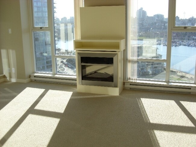 Building Photo - 1806-583 Beach Crescent