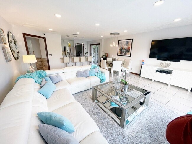 Building Photo - 6362 Brava Way