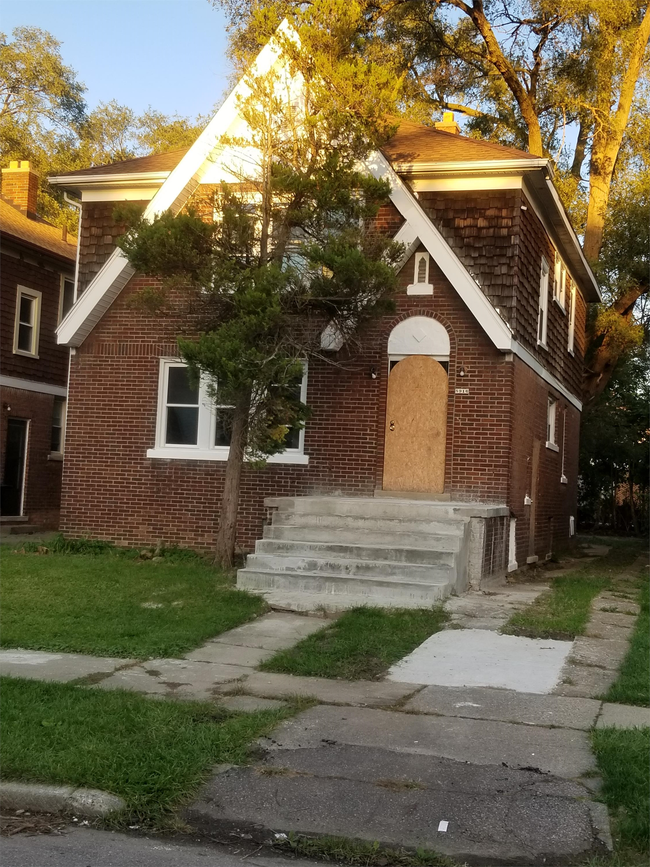 Building Photo - 8916 Mendota St