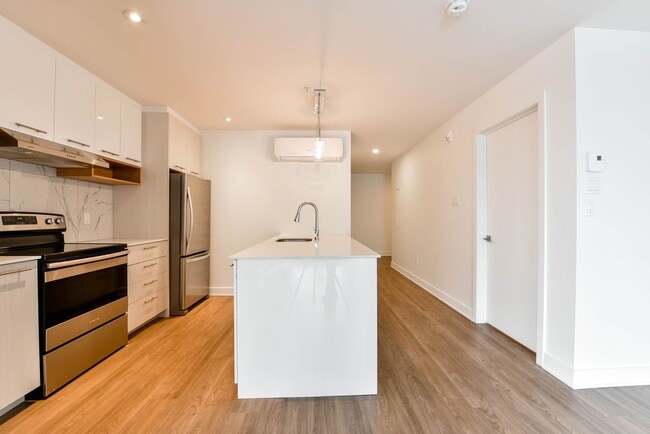 Building Photo - 9675 Av. Papineau
