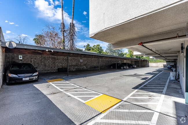 Parking - 435 N Euclid Ave