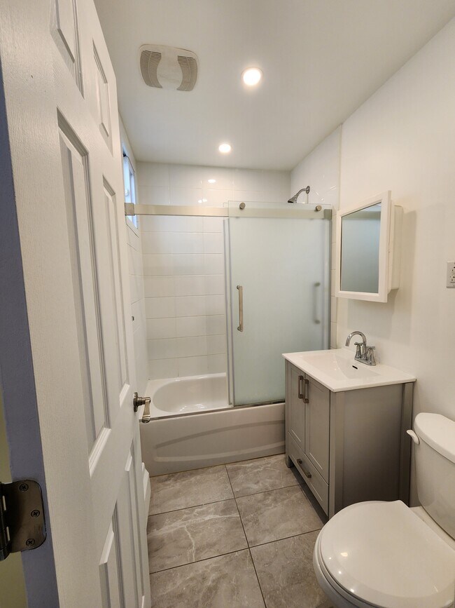 Building Photo - 555 Boul Marcel-Laurin