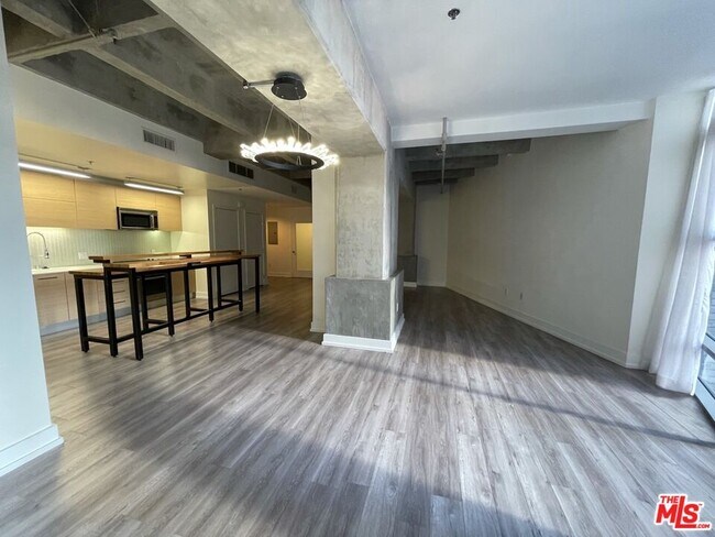Foto del edificio - 727 W 7th St