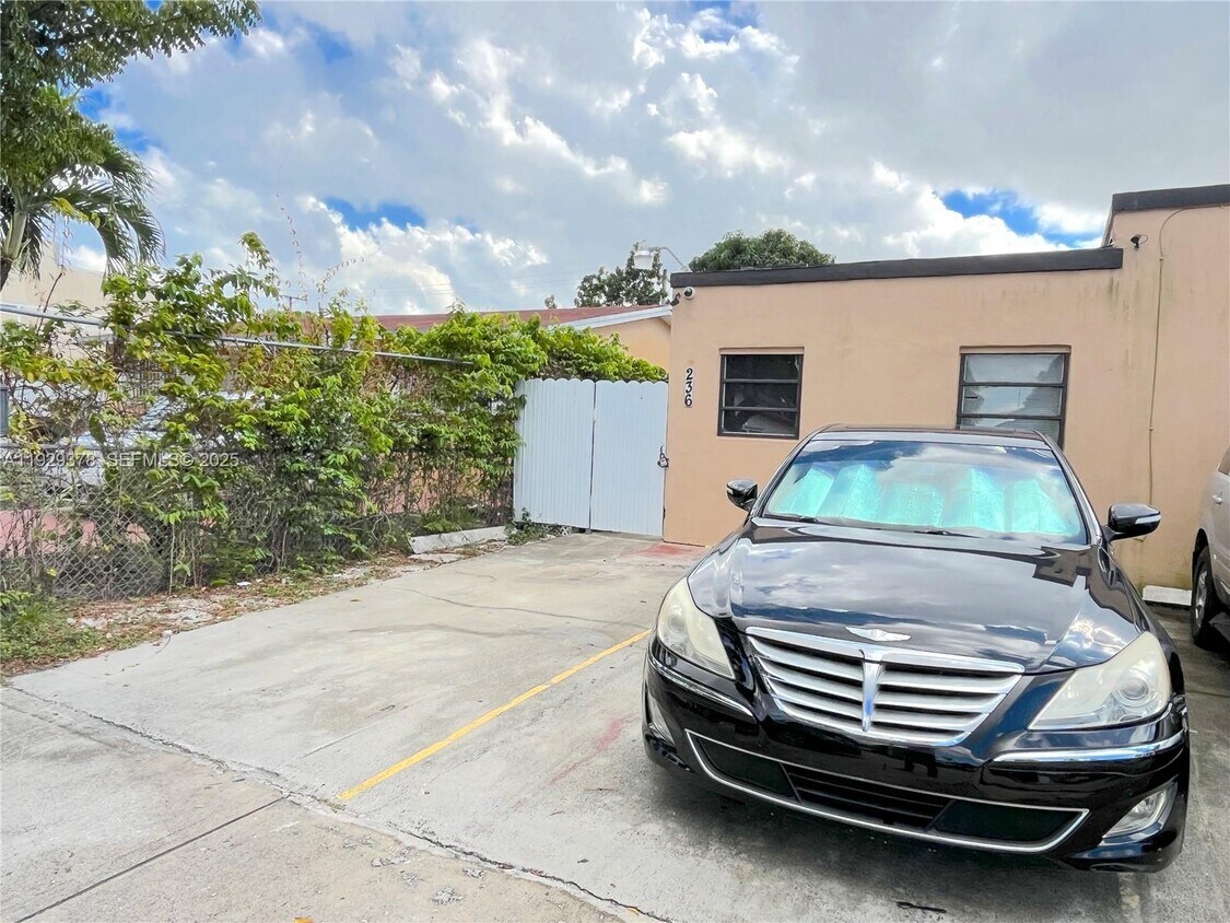 Foto principal - 236 E 14th St