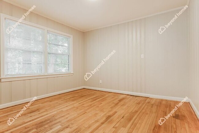 Foto del edificio - Captivating 3 bedroom / 2 full bath and 1,...