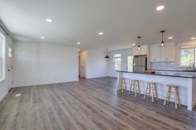 Foto del edificio - **STUNNING RENOVATION A MUST SEE**