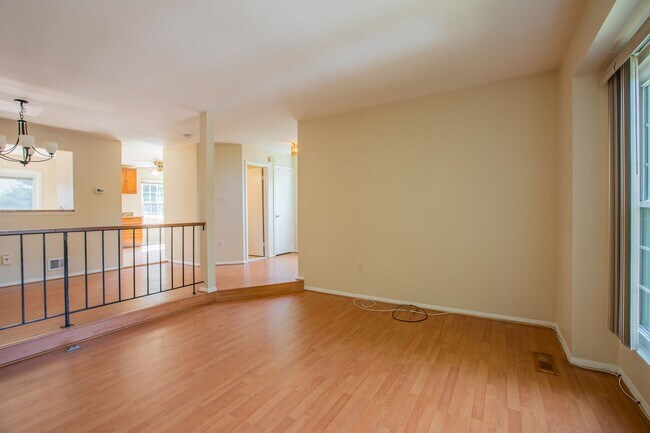 Foto del edificio - 3 BR/2 Full BA & 2 Half BA EOG Townhome in Gaithersburg!