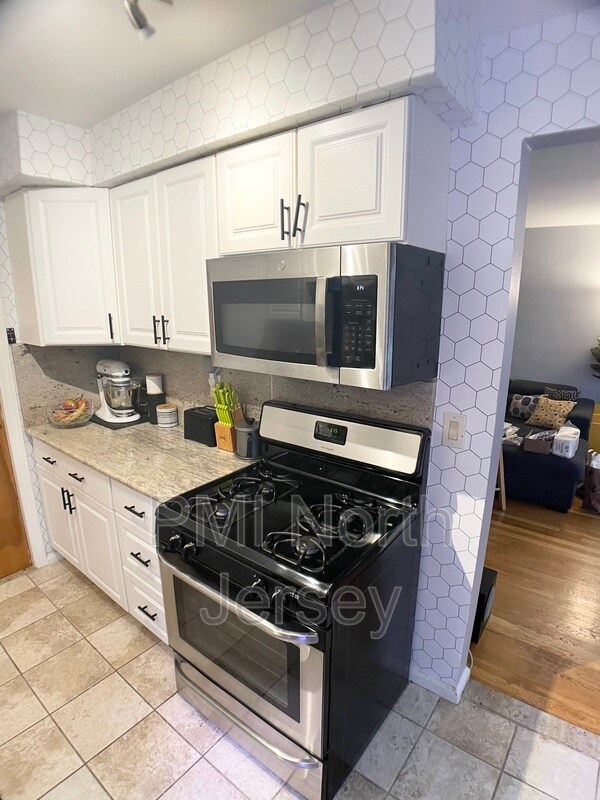 Foto del edificio - 24 Hutton Ave