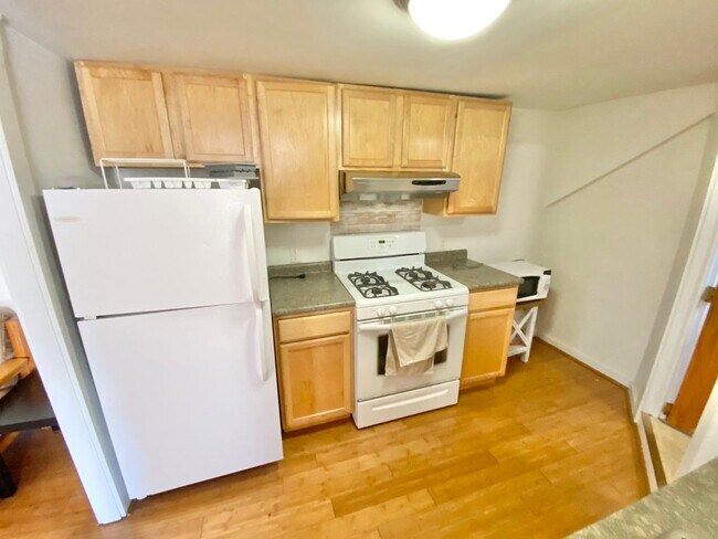 Building Photo - 122 Maple Street Unit 3