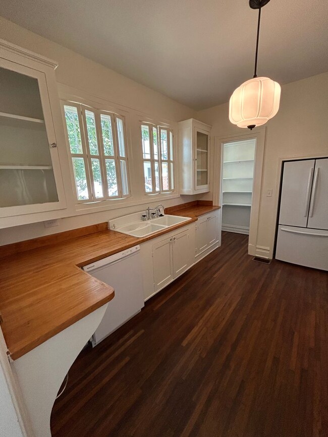 Building Photo - Greenville, 4BD/2BA, 2800SF