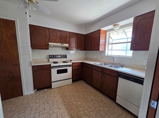 Foto del edificio - FOR LEASE!!