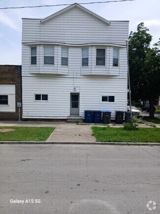 Building Photo - 3360 Maple St