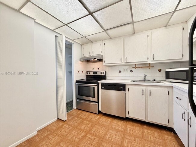 Foto del edificio - 8000 Fairview Dr