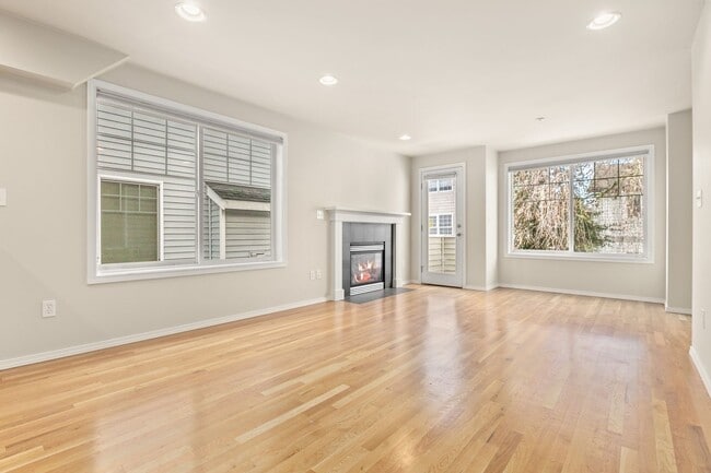 Building Photo - 2bd/1.5ba Seattle Townhouse