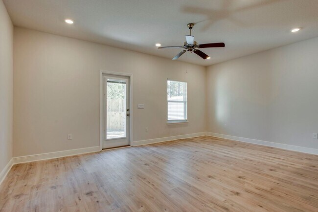 Building Photo - NEWER LUXURY TOWNHOME IN SANTA ROSA BEACH