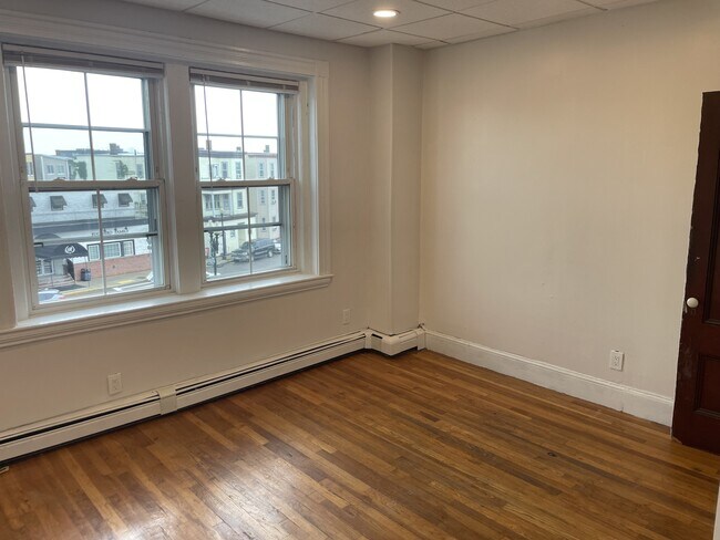 Building Photo - 972-974-974 Saratoga St