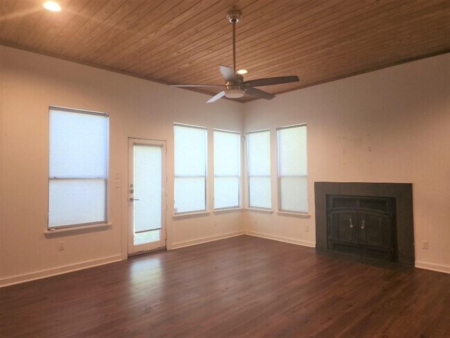 Foto del edificio - 1511 Betty Jo Dr