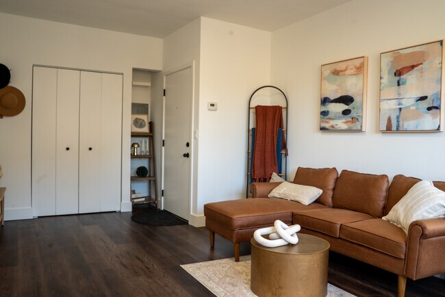 Building Photo - 1553 W Hollywood Ave