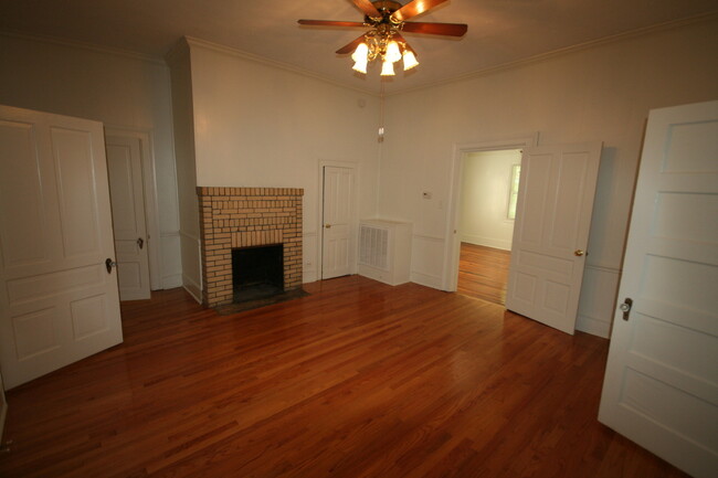 Building Photo - Spacious Historic 3 Bedroom 3 Bathroom Hou...