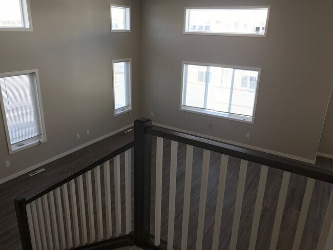 Building Photo - 3 Bed 3 Bath How For Rent