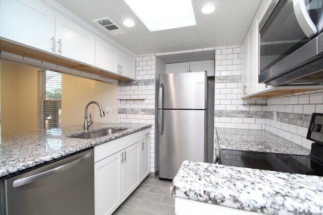 Building Photo - Charming 3 Bedroom Townhouse with in Pensa...