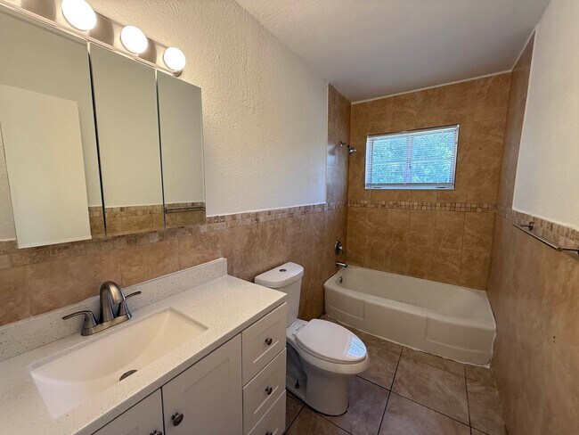 Foto del edificio - New Rental Listing in Riviera Beach, FL!
