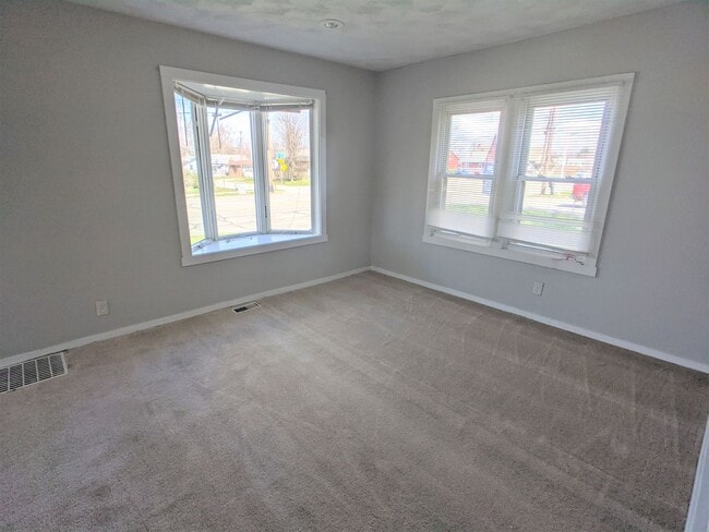 Building Photo - Spacious 3 bedroom 1.5 Bath home in Indianapolis!
