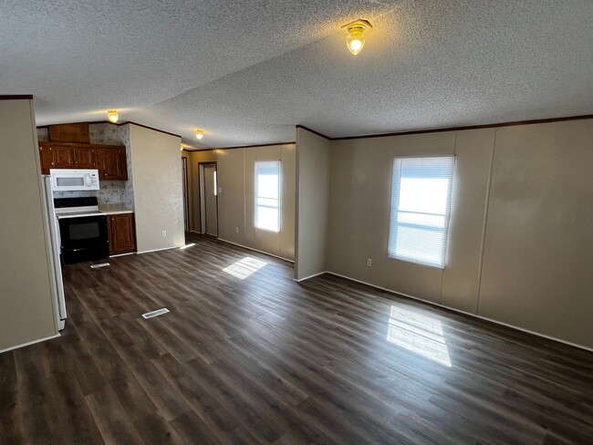 Building Photo - Elegant 3-Bed, 2-Bath Home for Rent: Move-...