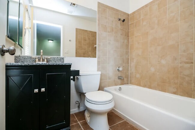 Building Photo - 811 E Hillview Cir