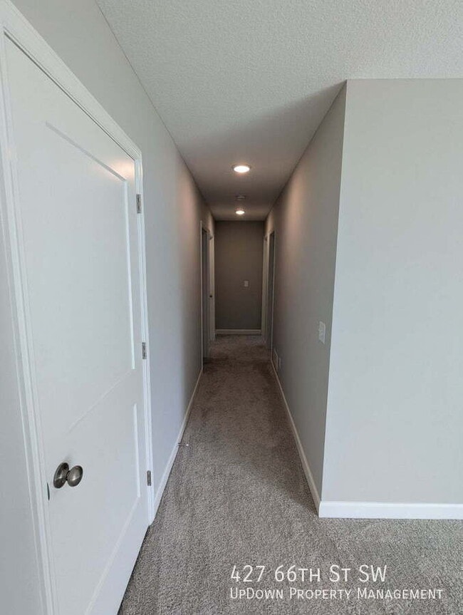 Foto del edificio - 427 66th St SW