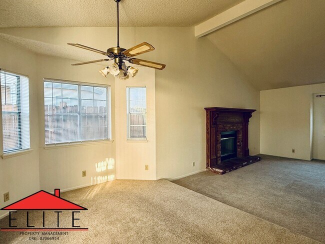 Foto del edificio - AVAILABLE NOW!