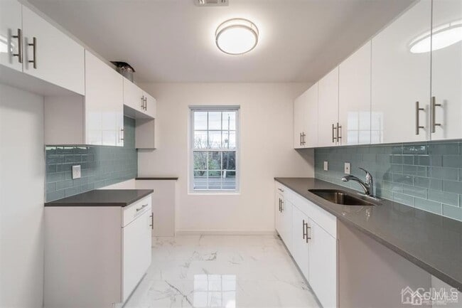 Building Photo - 875 Port Reading Ave