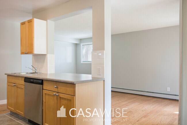 Photo du bâtiment - 10230-120 120 St NW