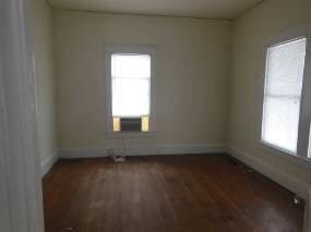 Building Photo - 3 br, 1 bath House - 111 E 9th St