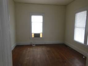Foto del edificio - 3 br, 1 bath House - 111 E 9th St