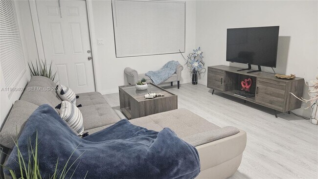 Foto del edificio - 1831 NE 56th St