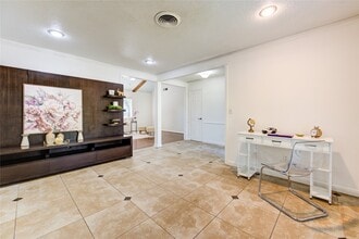 Building Photo - 1107 Blue Willow Dr