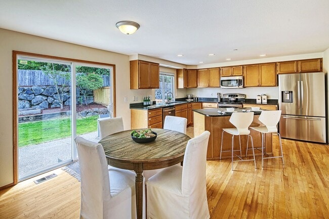 Building Photo - 4bd/2.5ba Renton Home