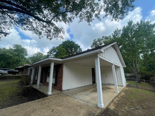 Building Photo - FIRST MONTHS RENT FREE!