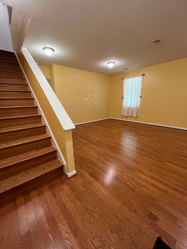 Building Photo - Beautiful 6 Bedroom, 3.5 Bath Home