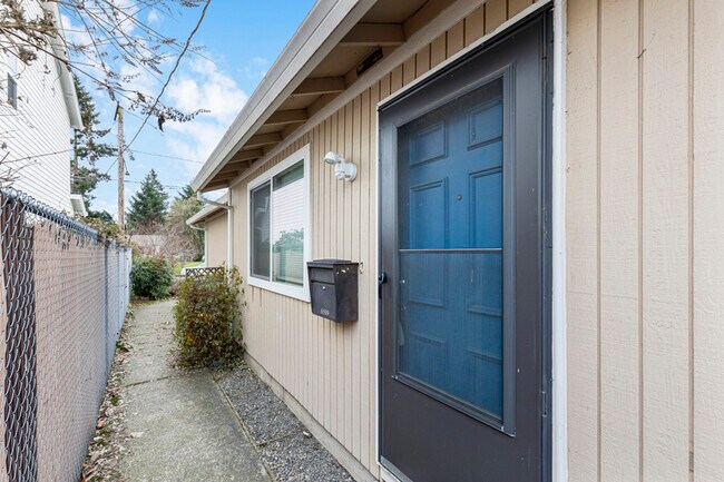 Building Photo - 6509 SE Woodstock Blvd