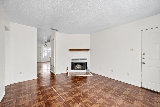 Foto del edificio - 7214 Salt Springs Dr