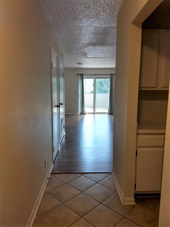 Building Photo - 7 Lakeshore Cir