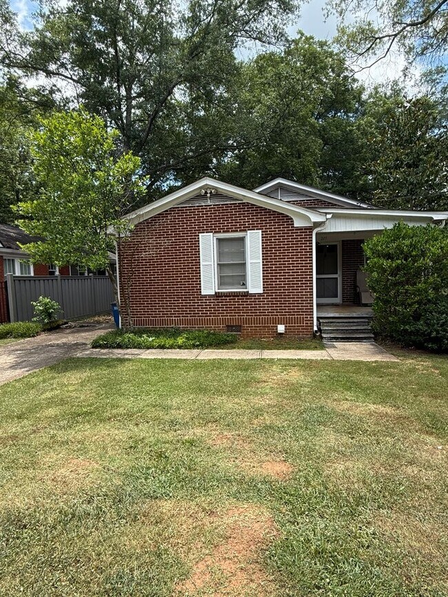 Building Photo - Charming 1 Bedroom, 1 Bath Apartment in No...