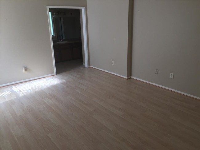 Building Photo - 2906 Meadow Creek Dr