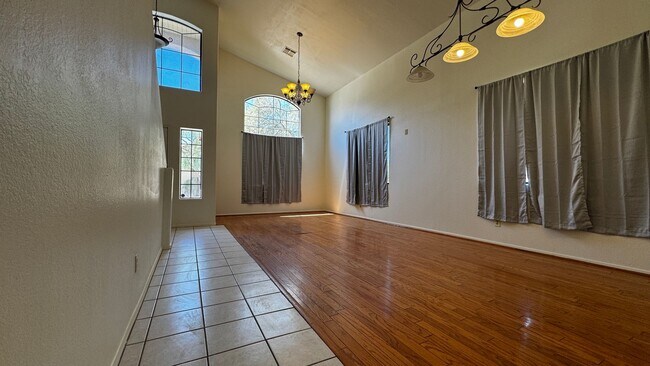 Foto del edificio - Eastside (Broadway and Houghton) 4 bedroom...
